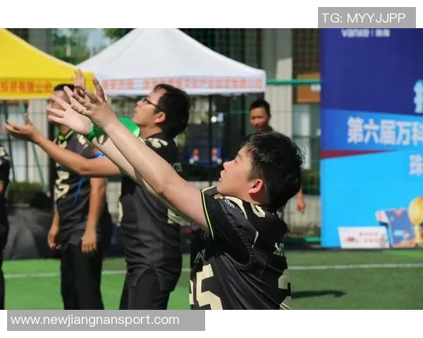 快船全队团建活动共赏橄榄球比赛并拍摄合影留念欢乐时光